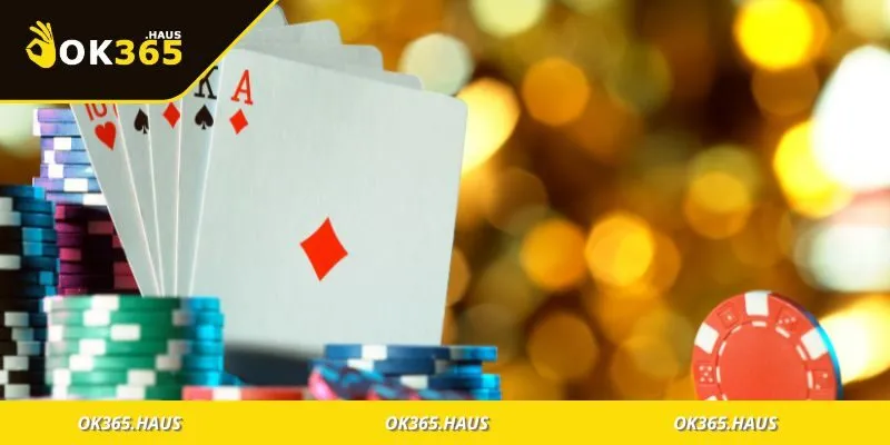 Người chơi poker đang cân nhắc đặt cược trong ván đấu